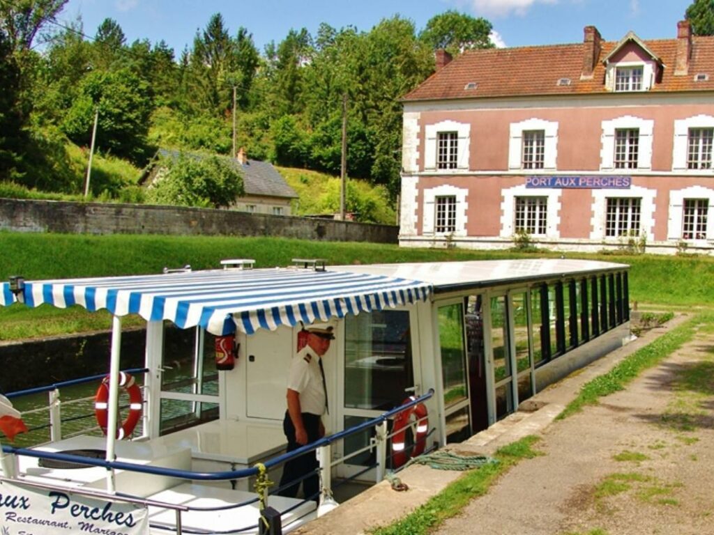DÉJEUNER CROISIÈRE SUR LE CANAL DE L&rsquo;OURCQ & VISITE DE SOISSONS